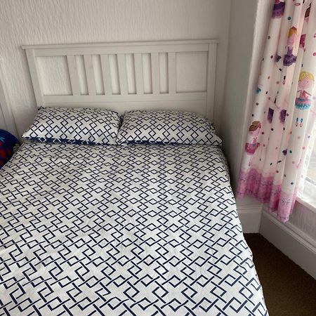 Barbie House ,Opposite The Beach & Paignton Pier , 2 Bedroom Apartment With Private Car Space & Garden , Free Access Next Door To The Stunning Ballet & Make Up School & A Beautiful Ladys Beauty Salon (Adults Only) Zewnętrze zdjęcie