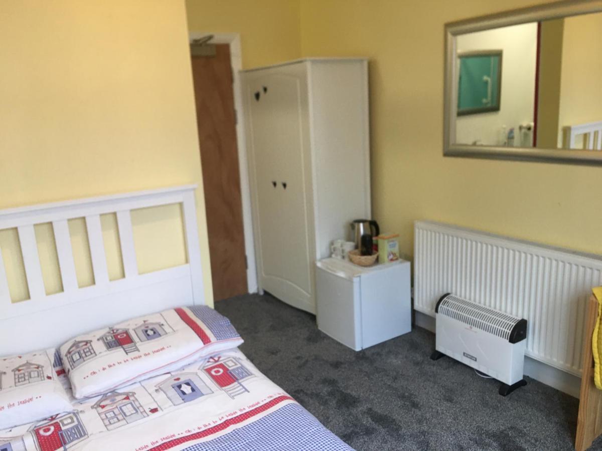 Barbie House ,Opposite The Beach & Paignton Pier , 2 Bedroom Apartment With Private Car Space & Garden , Free Access Next Door To The Stunning Ballet & Make Up School & A Beautiful Ladys Beauty Salon (Adults Only) Zewnętrze zdjęcie