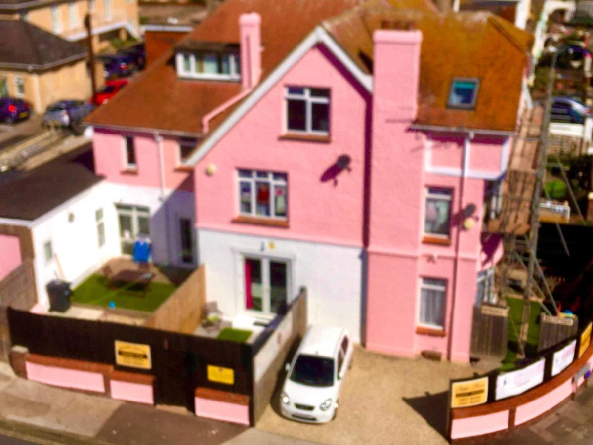 Barbie House ,Opposite The Beach & Paignton Pier , 2 Bedroom Apartment With Private Car Space & Garden , Free Access Next Door To The Stunning Ballet & Make Up School & A Beautiful Ladys Beauty Salon (Adults Only) Zewnętrze zdjęcie