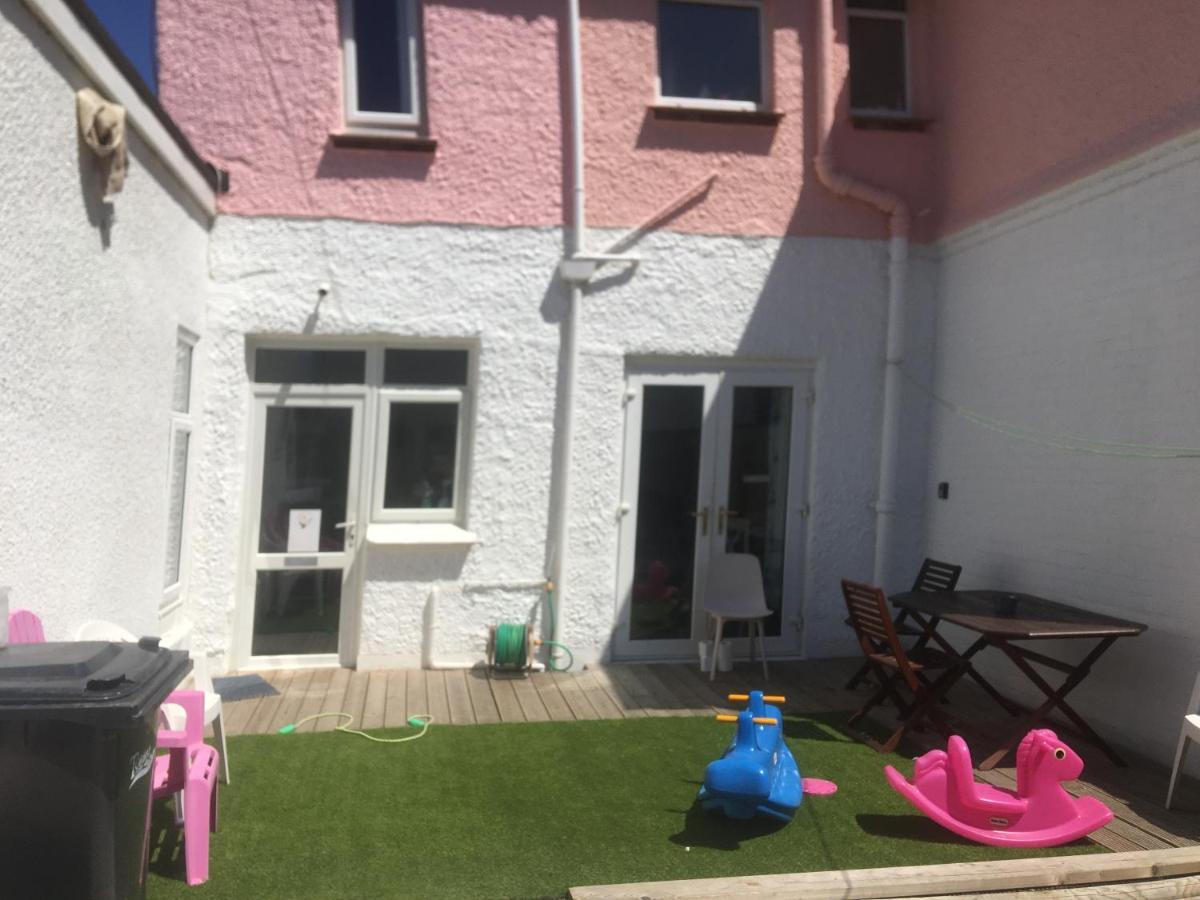 Barbie House ,Opposite The Beach & Paignton Pier , 2 Bedroom Apartment With Private Car Space & Garden , Free Access Next Door To The Stunning Ballet & Make Up School & A Beautiful Ladys Beauty Salon (Adults Only) Zewnętrze zdjęcie