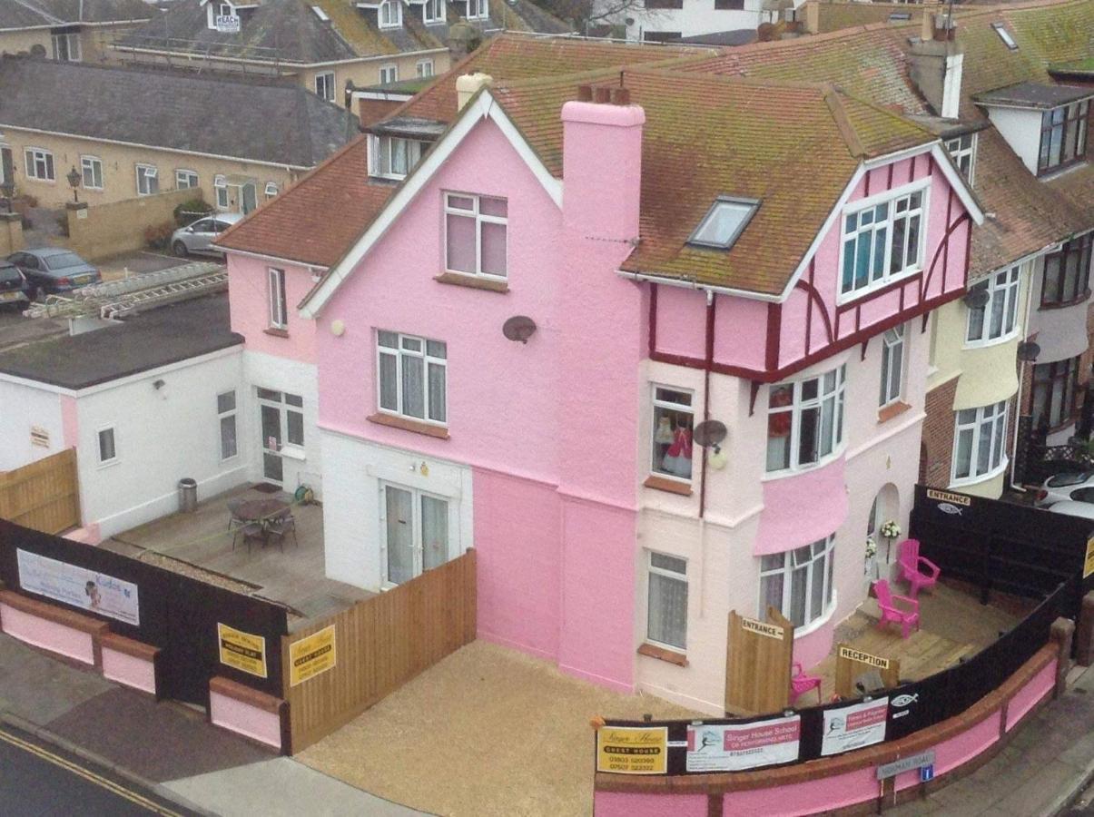 Barbie House ,Opposite The Beach & Paignton Pier , 2 Bedroom Apartment With Private Car Space & Garden , Free Access Next Door To The Stunning Ballet & Make Up School & A Beautiful Ladys Beauty Salon (Adults Only) Zewnętrze zdjęcie