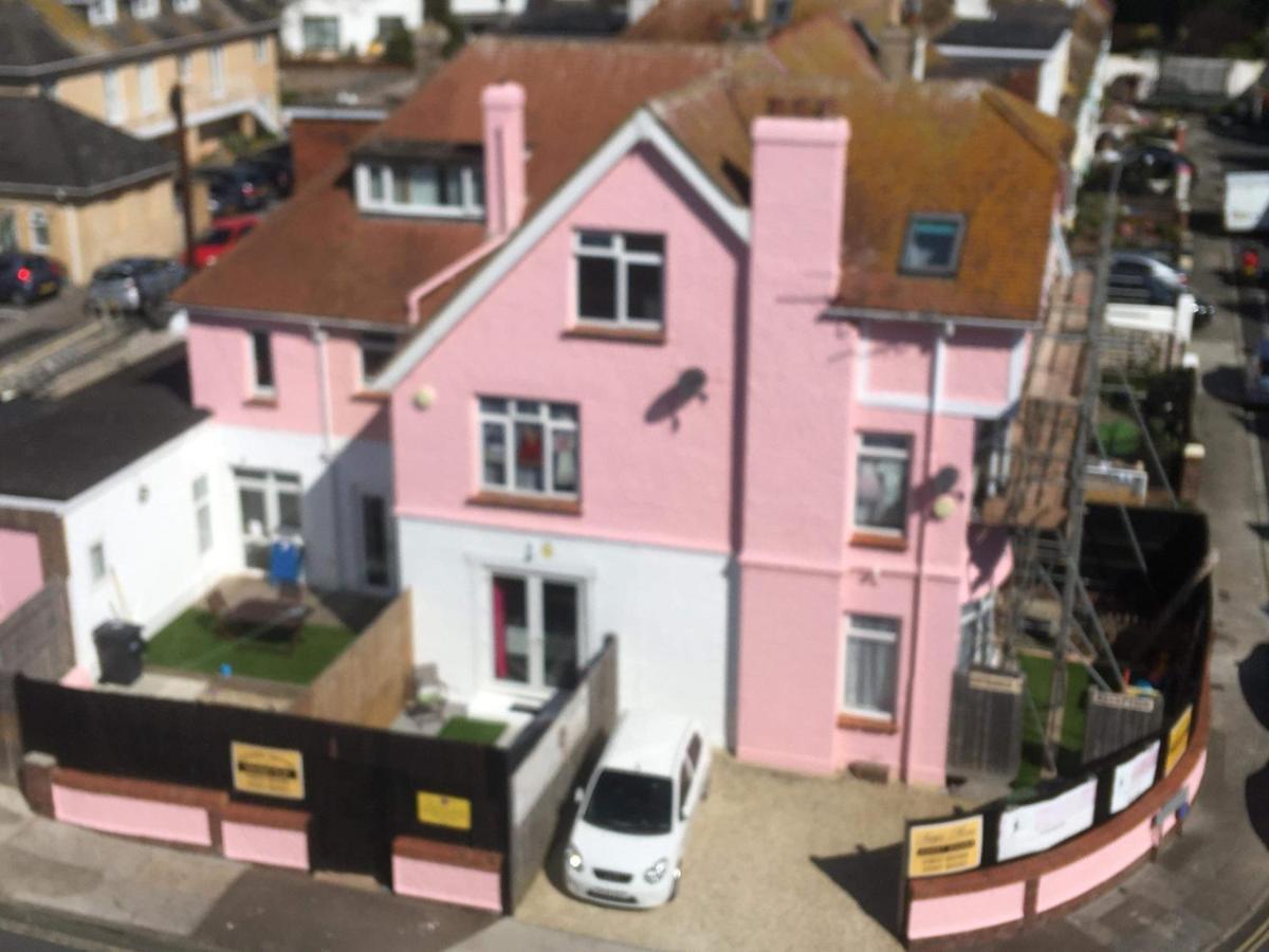 Barbie House ,Opposite The Beach & Paignton Pier , 2 Bedroom Apartment With Private Car Space & Garden , Free Access Next Door To The Stunning Ballet & Make Up School & A Beautiful Ladys Beauty Salon (Adults Only) Zewnętrze zdjęcie