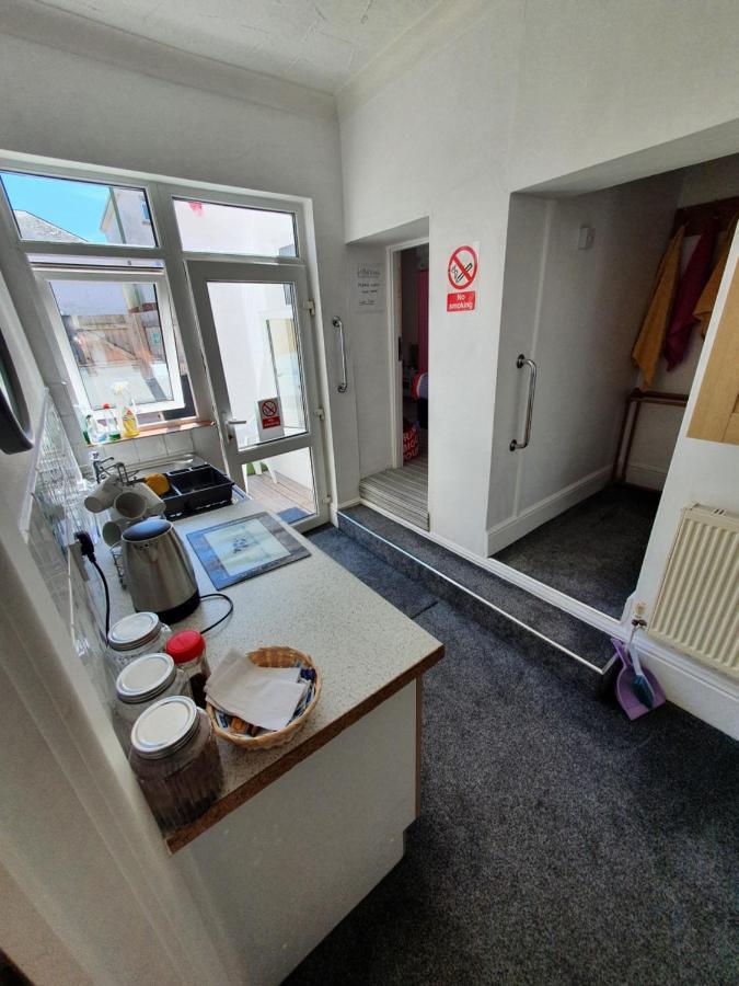 Barbie House ,Opposite The Beach & Paignton Pier , 2 Bedroom Apartment With Private Car Space & Garden , Free Access Next Door To The Stunning Ballet & Make Up School & A Beautiful Ladys Beauty Salon (Adults Only) Zewnętrze zdjęcie