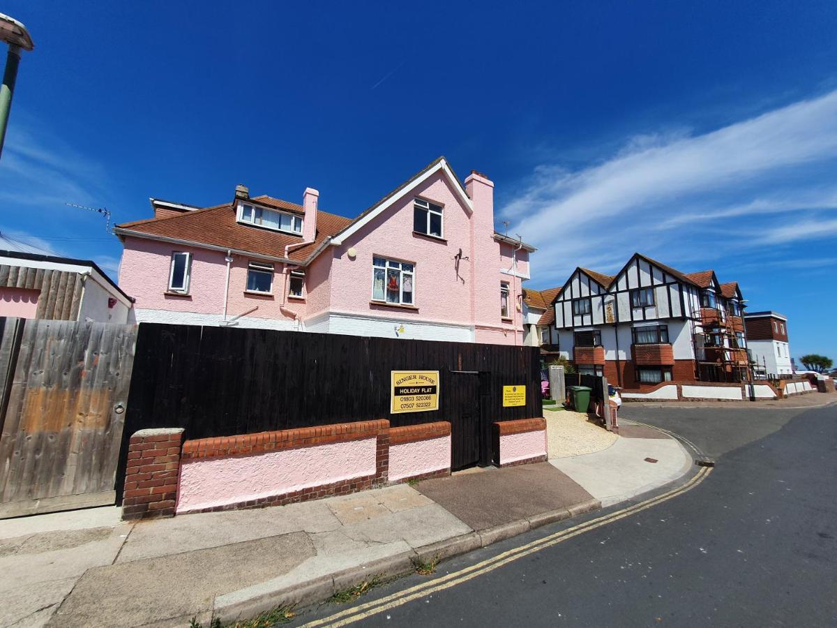 Barbie House ,Opposite The Beach & Paignton Pier , 2 Bedroom Apartment With Private Car Space & Garden , Free Access Next Door To The Stunning Ballet & Make Up School & A Beautiful Ladys Beauty Salon (Adults Only) Zewnętrze zdjęcie