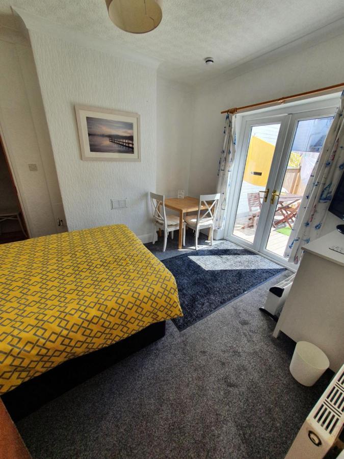 Barbie House ,Opposite The Beach & Paignton Pier , 2 Bedroom Apartment With Private Car Space & Garden , Free Access Next Door To The Stunning Ballet & Make Up School & A Beautiful Ladys Beauty Salon (Adults Only) Zewnętrze zdjęcie